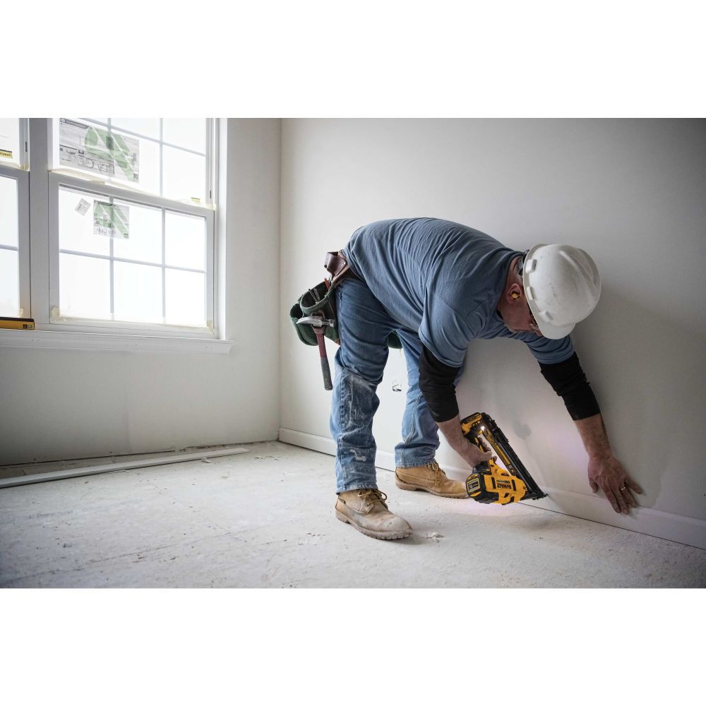 dewalt-20v-max-xr-15-ga-angled-finish-nailer-bare-tool-dcn650b-detail-view-3