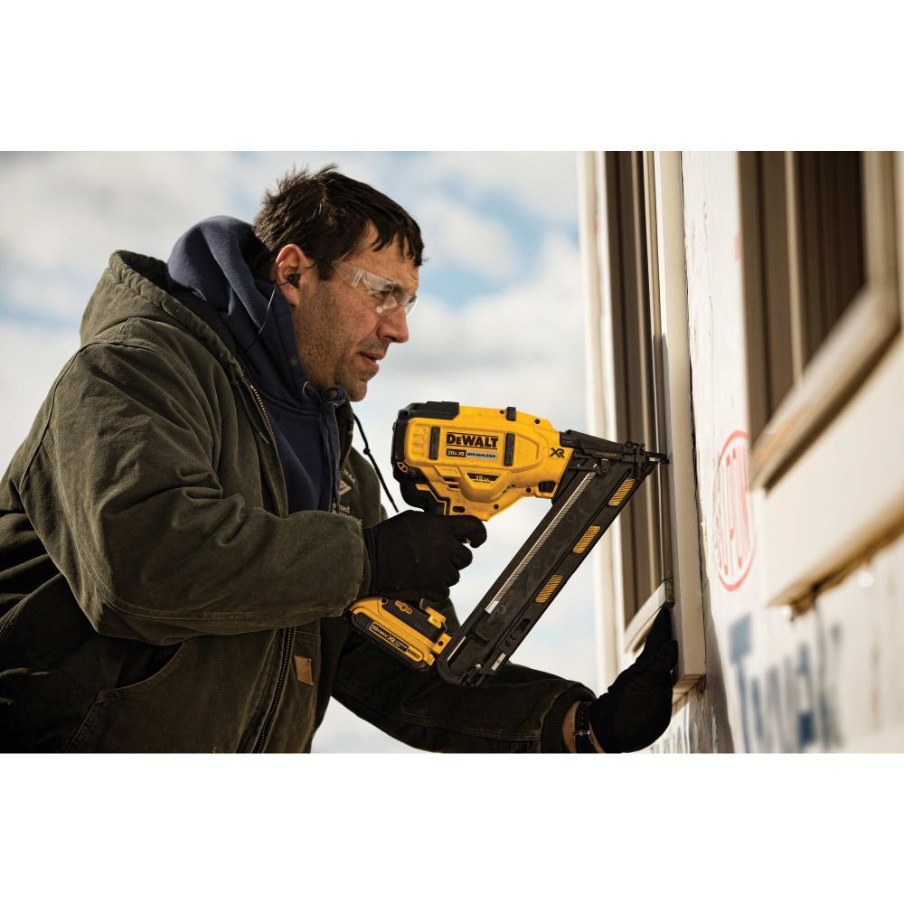 dewalt-20v-max-xr-15-ga-angled-finish-nailer-bare-tool-dcn650b-detail-view-5