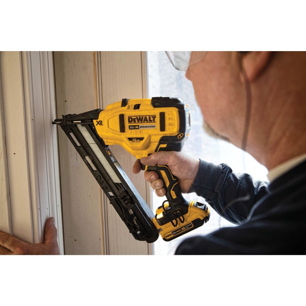 dewalt-20v-max-xr-15-ga-angled-finish-nailer-bare-tool-dcn650b-detail-view-9