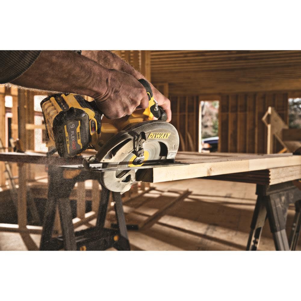 dewalt-flexvolt-60v-max-7-14in-cordless-circular-saw-with-brake-kit-dcs578x1-detail-view-5